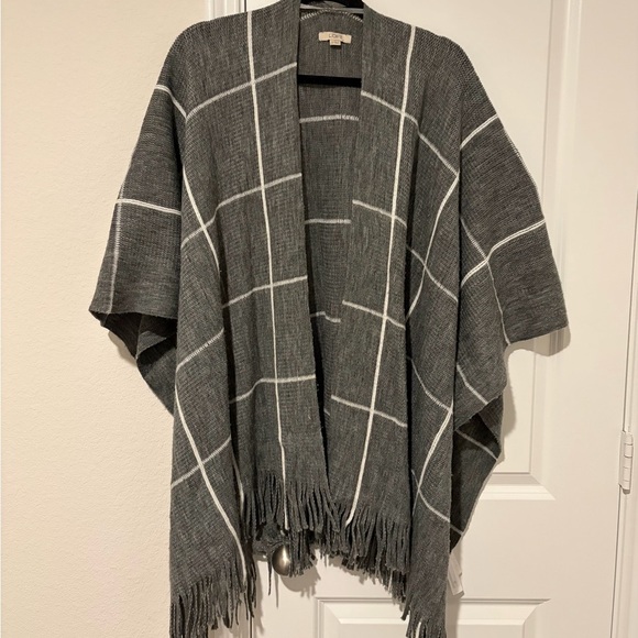 LOFT Charcoal Checkered Fringe Throw - Picture 2 of 4
